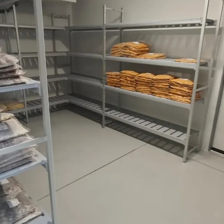 Cella frigorifera con pavimento in poliuretano cemento resistente a shock termici industria alimentare provincia di Como