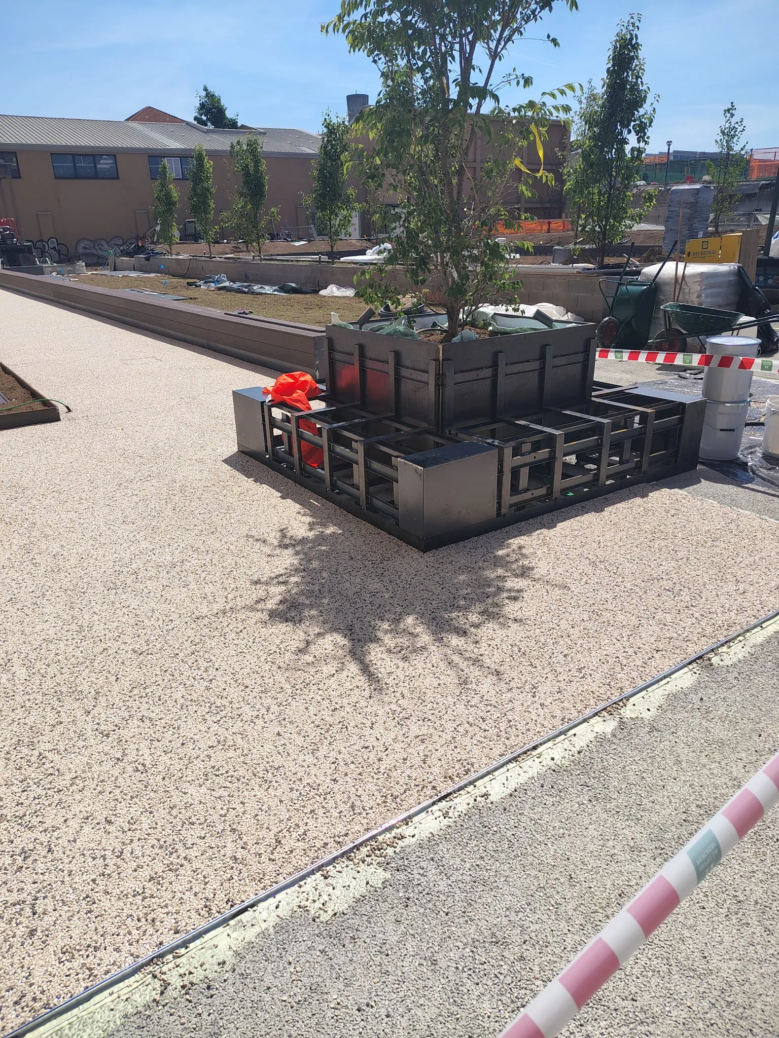 Pavimentazione drenante Prima Drain Stone® posata nell'area esterna dello student housing di Bovisa, Milano. Superficie in aggregato di pietra legato con resina poliuretanica trasparente, effetto ghiaia stabilizzata, integrata nel contesto urbano residenziale del campus universitario.