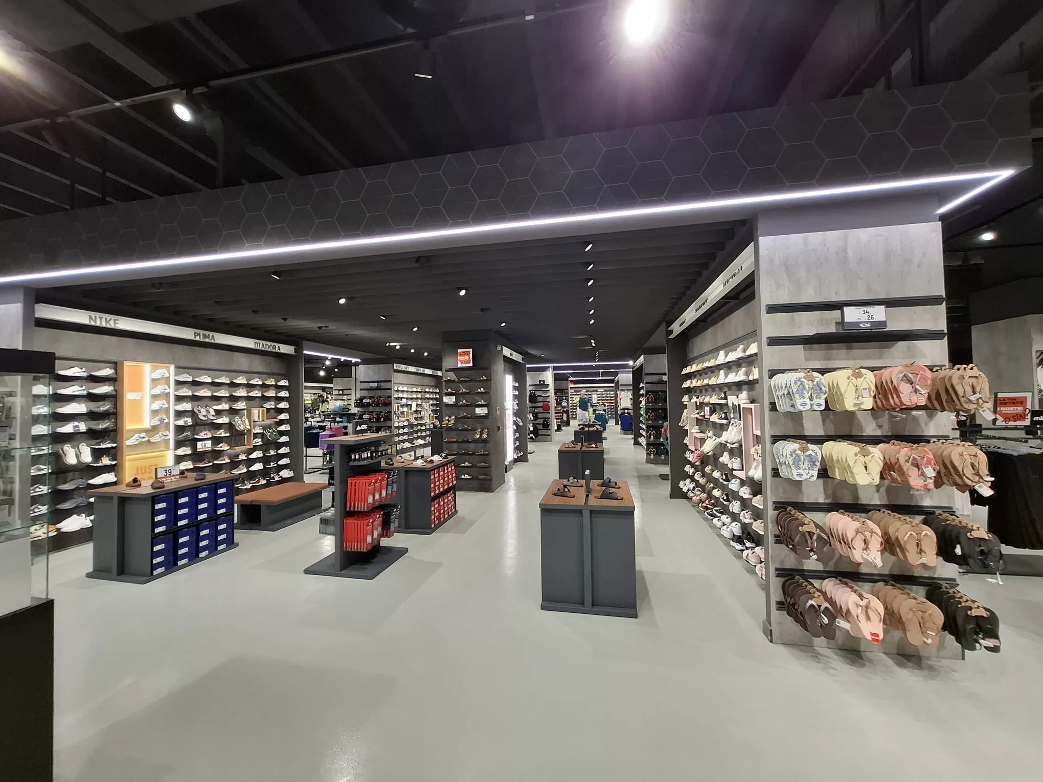 Pavimento in resina epossidica reparto calzature Cisalfa Sport - finitura lucida Fass Shopping Centre
