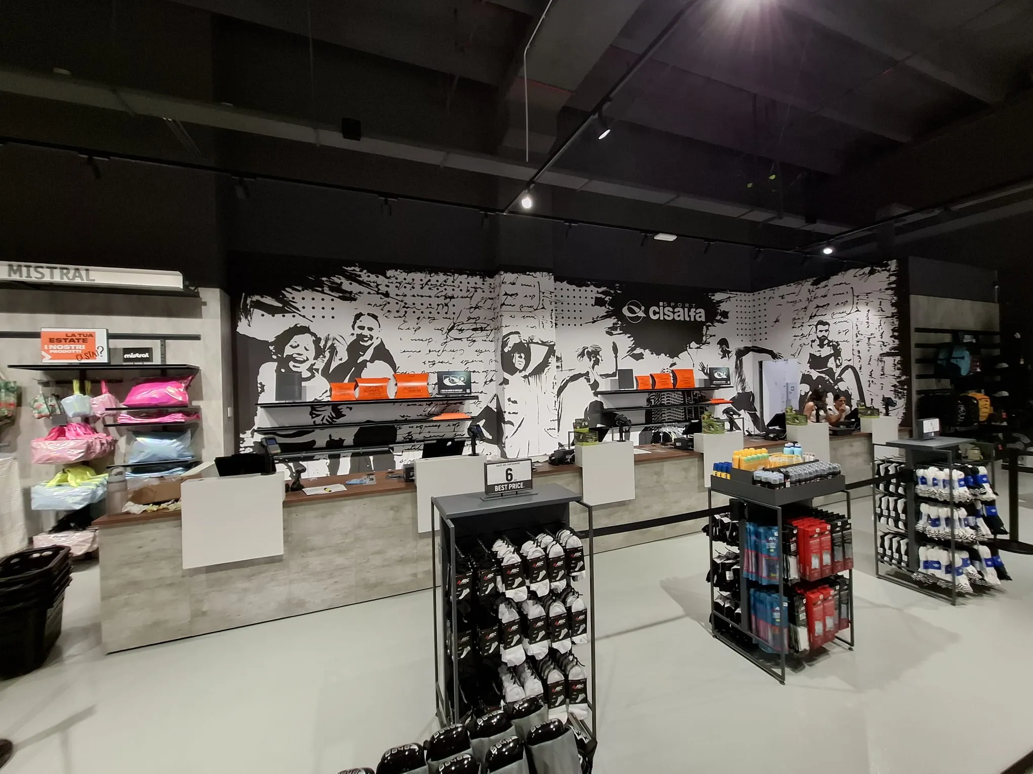 Pavimento resina epossidica area cassa Cisalfa Sport Cagliari - rivestimento continuo finitura lucida