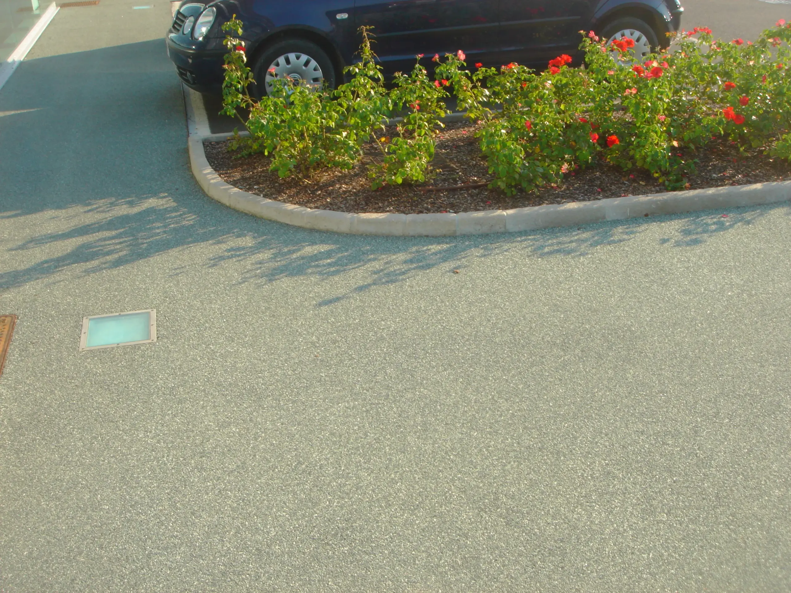 Parcheggio urbano con pavimentazione permeabile che contrasta le isole di calore: alternativa tecnica al depaving totale nelle aree carrabili
