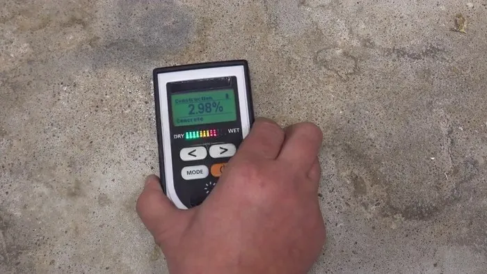 Tecnico Prima Pavimenti durante la verifica strumentale del supporto in cantiere
